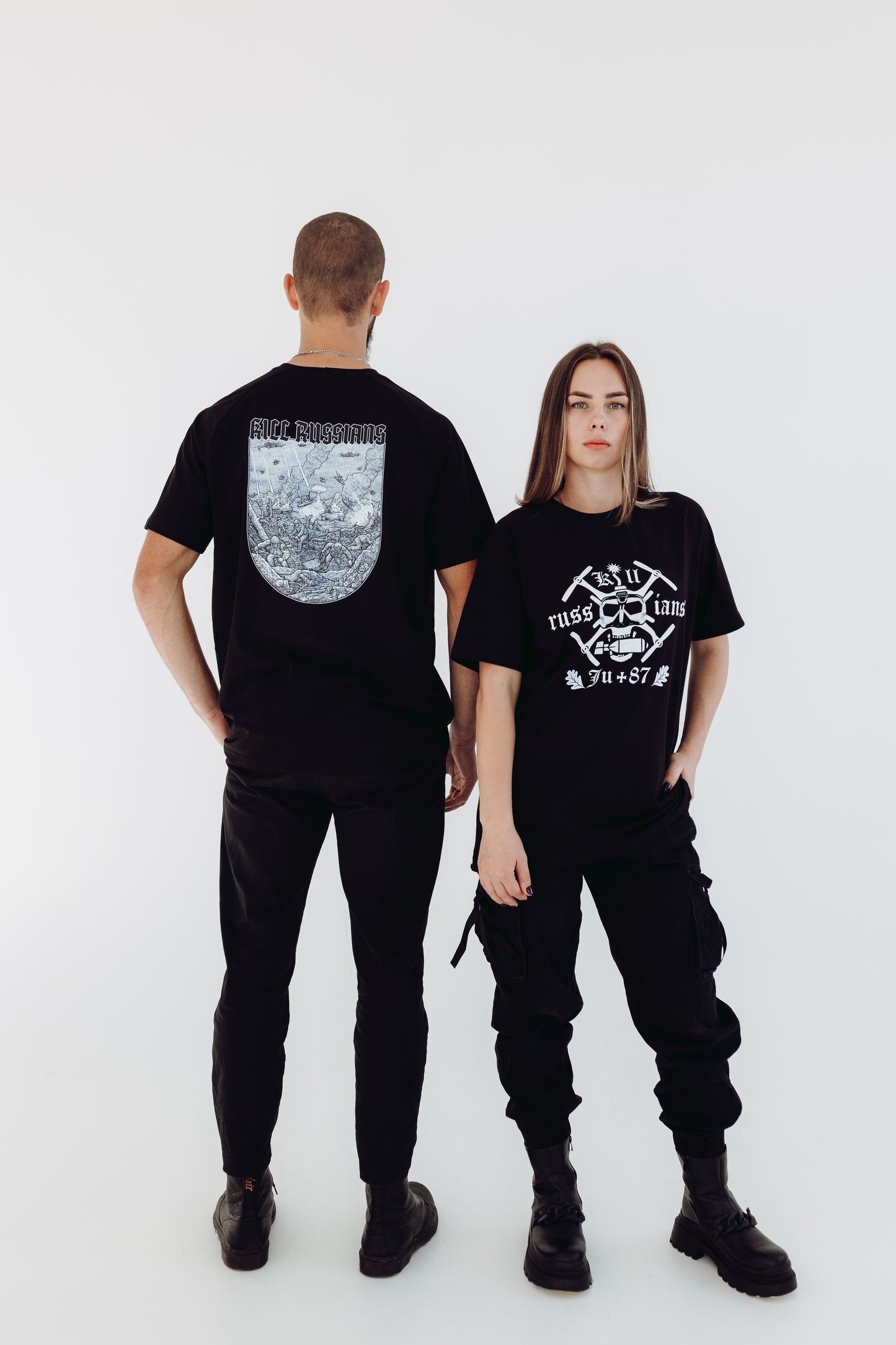 White T-shirt "Mūsu saule tumsā spīd"