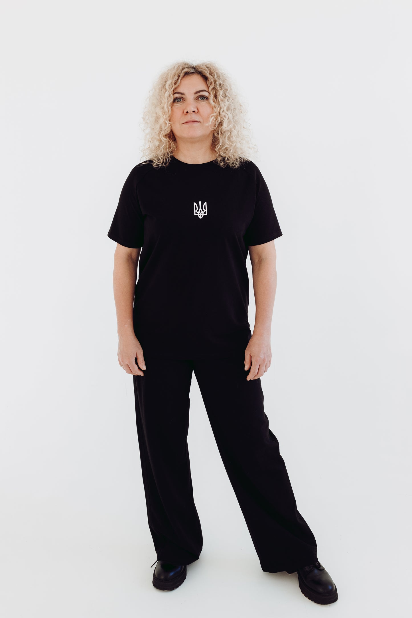 White T-shirt "Mūsu saule tumsā spīd"