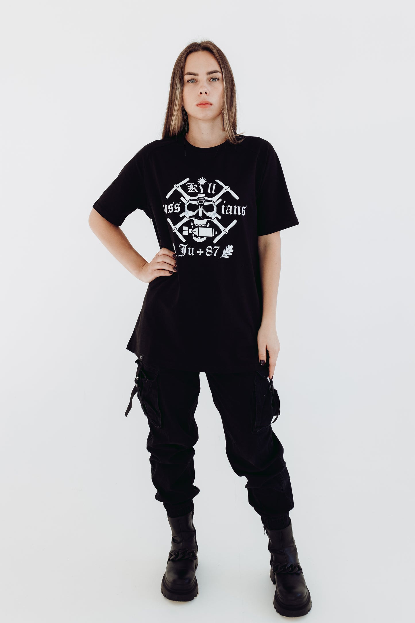 White T-shirt "Mūsu saule tumsā spīd"