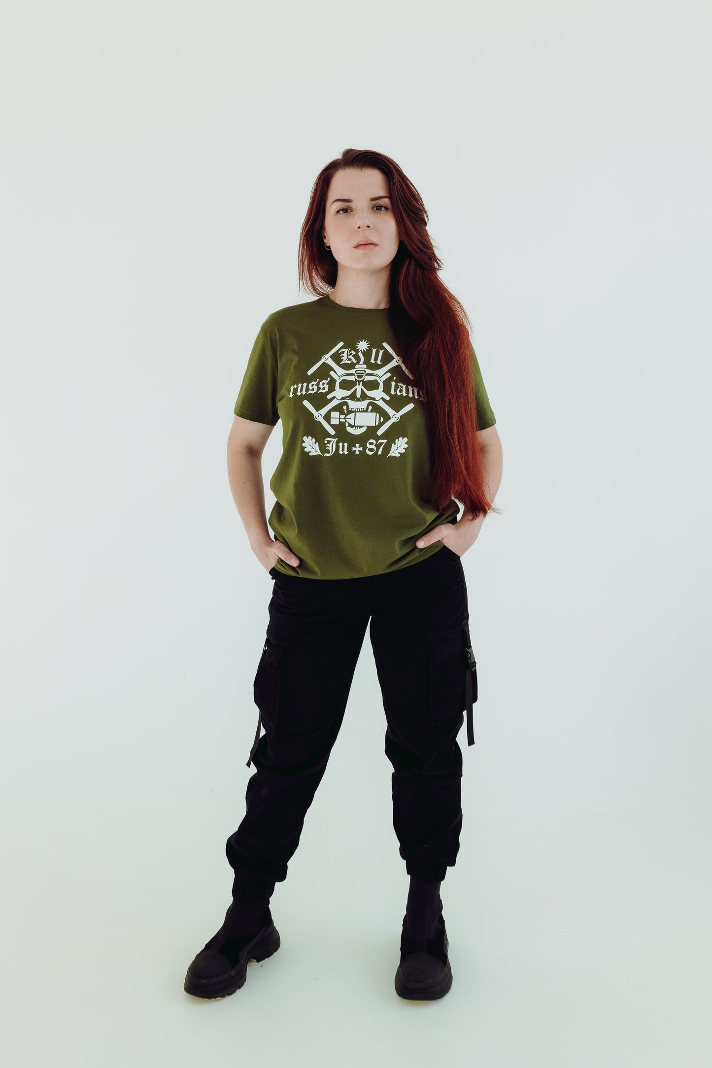 White T-shirt "Mūsu saule tumsā spīd"