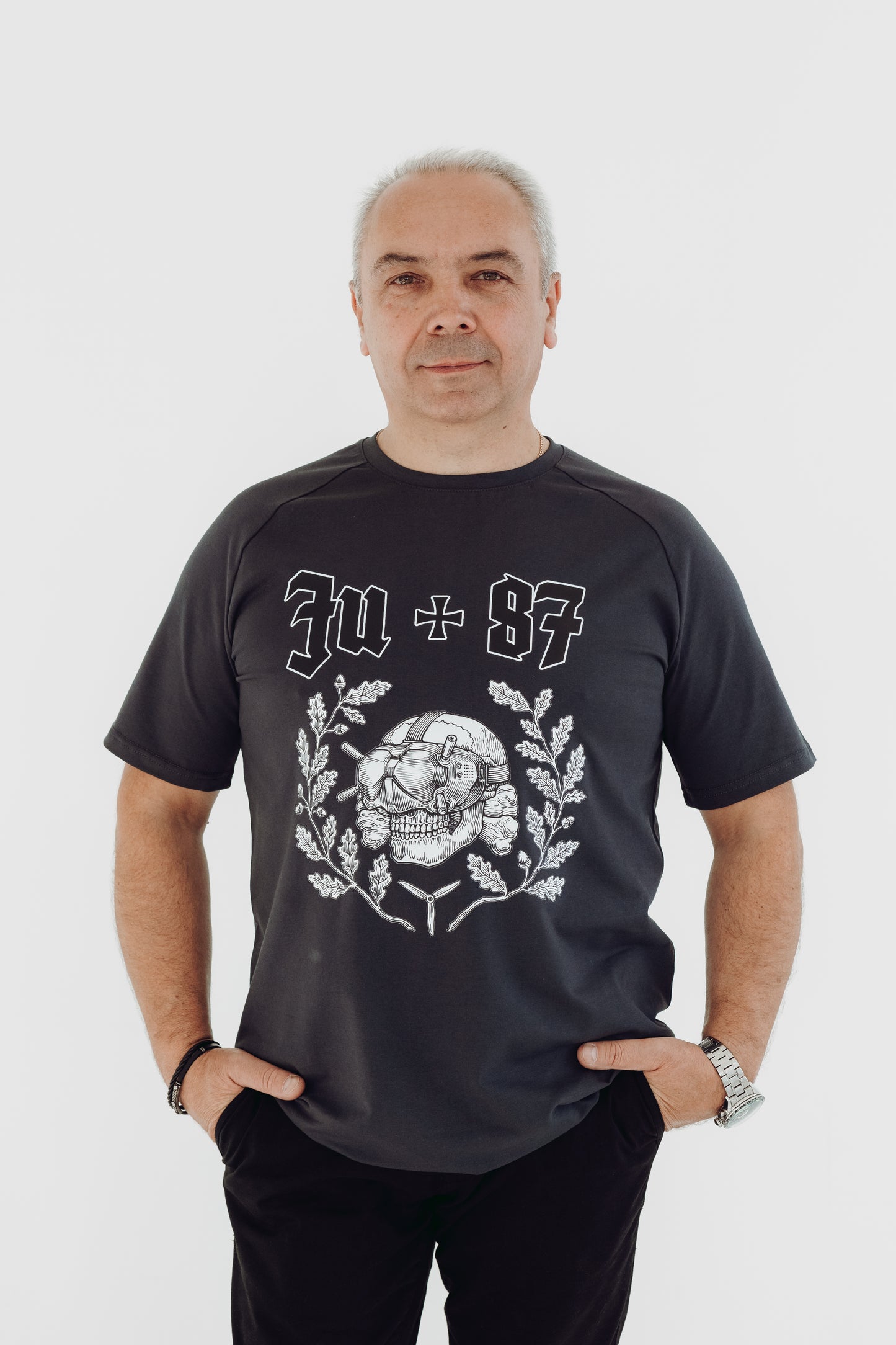 White T-shirt "Mūsu saule tumsā spīd"