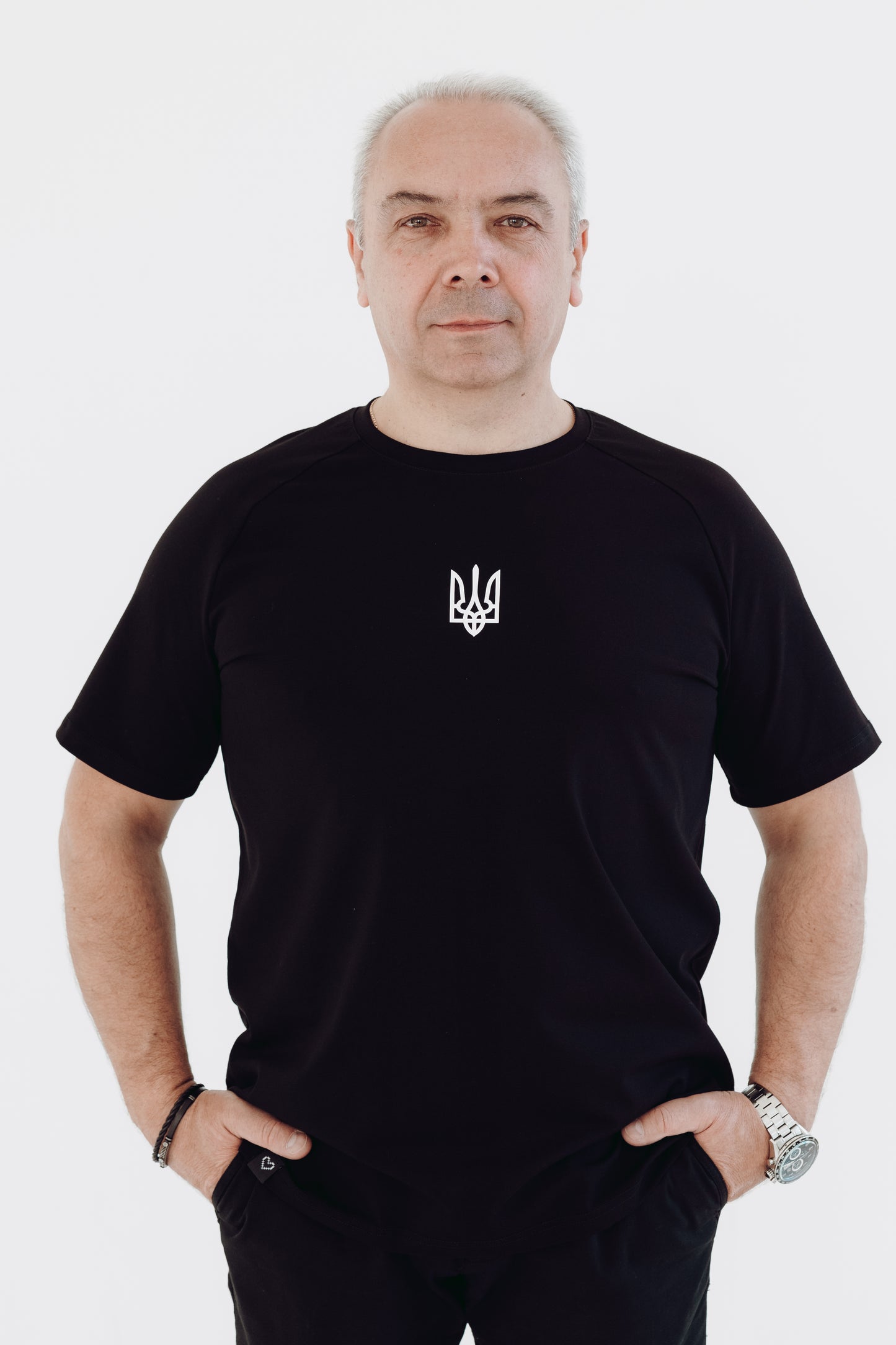 White T-shirt "Mūsu saule tumsā spīd"