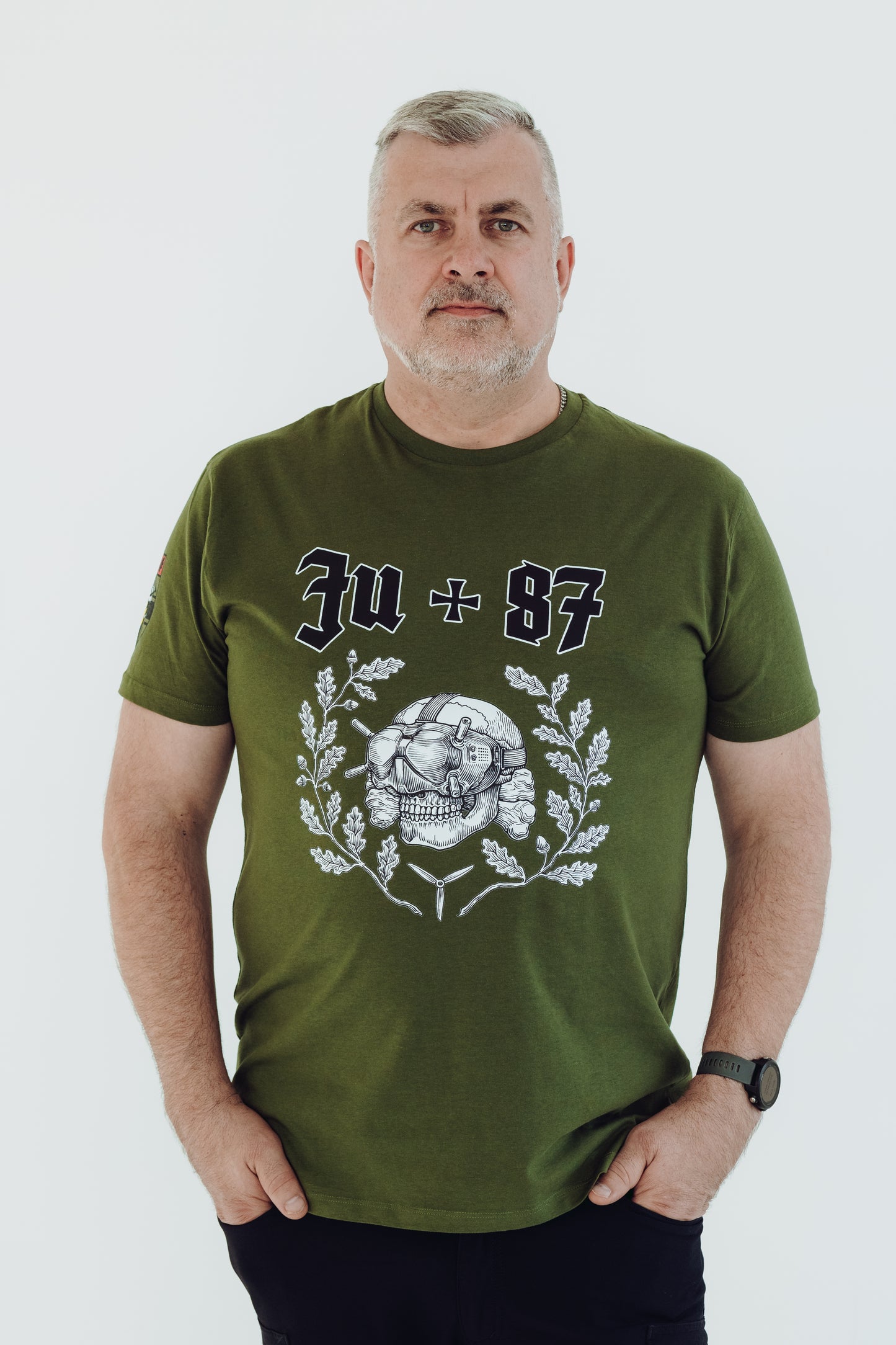 White T-shirt "Mūsu saule tumsā spīd"