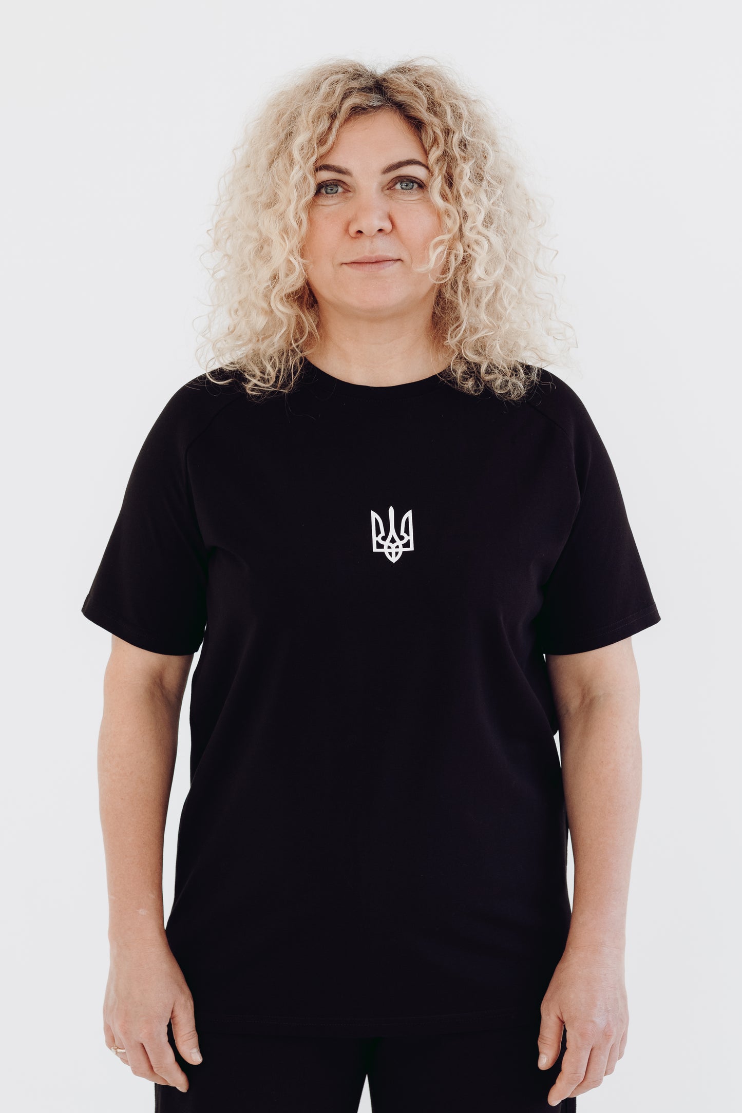 White T-shirt "Mūsu saule tumsā spīd"