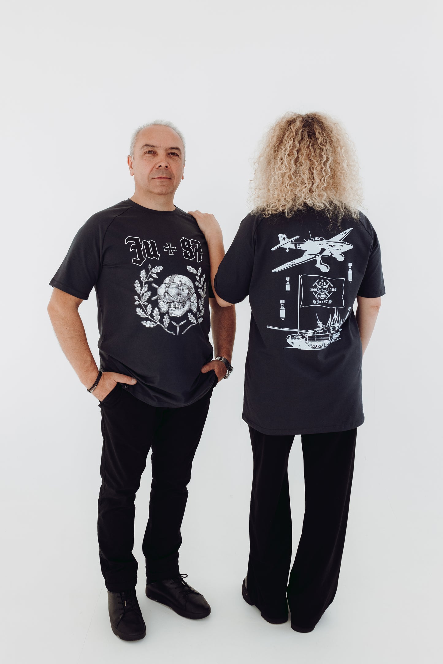 White T-shirt "Mūsu saule tumsā spīd"