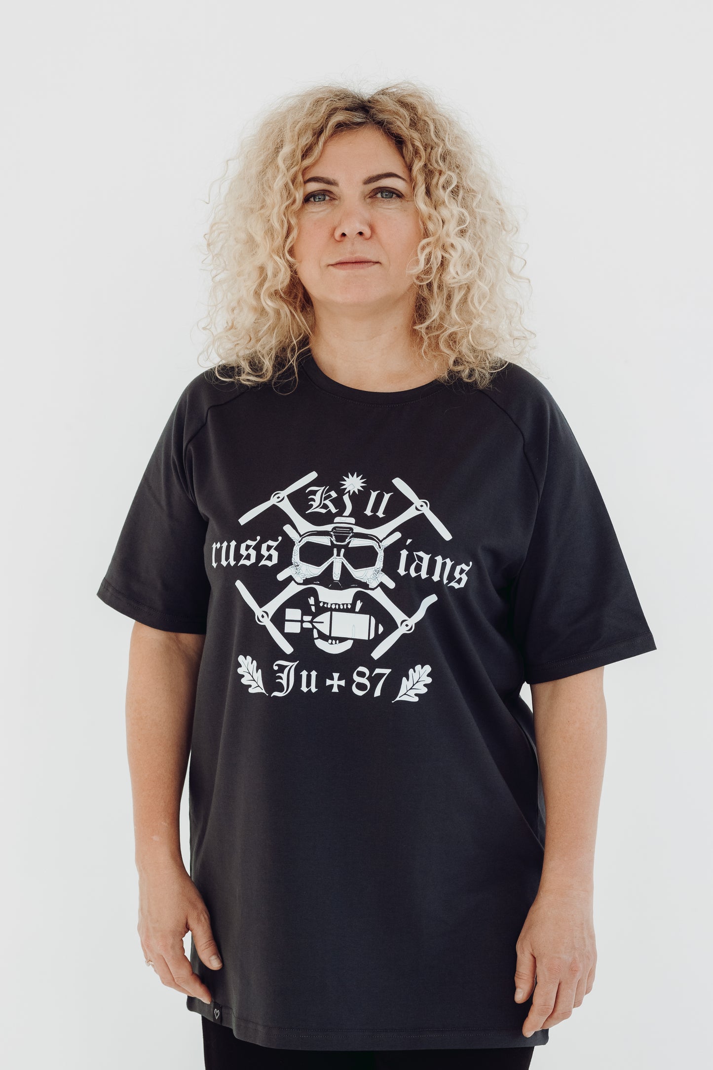 White T-shirt "Mūsu saule tumsā spīd"