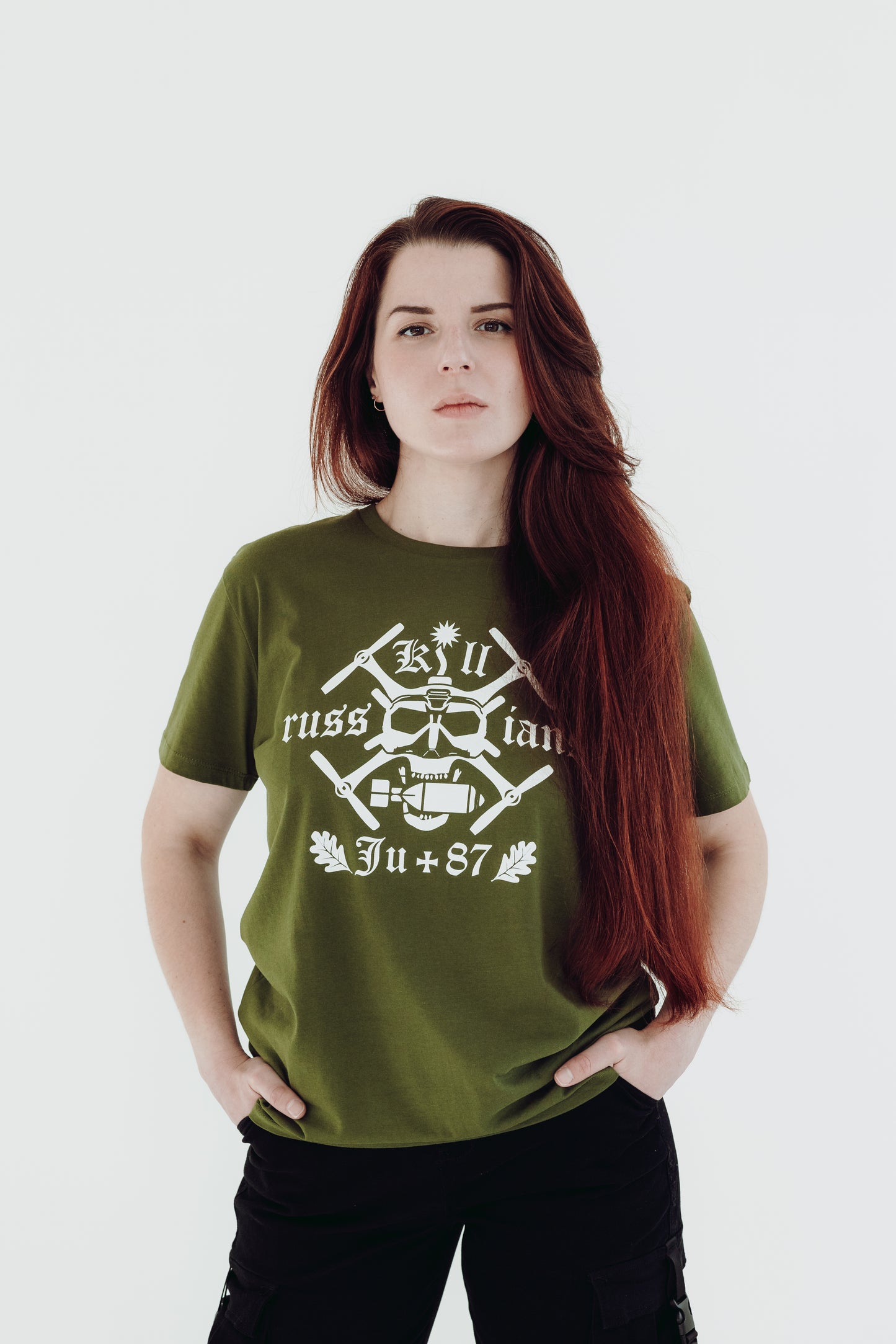 White T-shirt "Mūsu saule tumsā spīd"