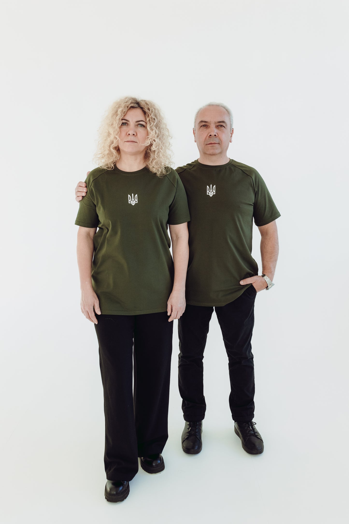 White T-shirt "Mūsu saule tumsā spīd"