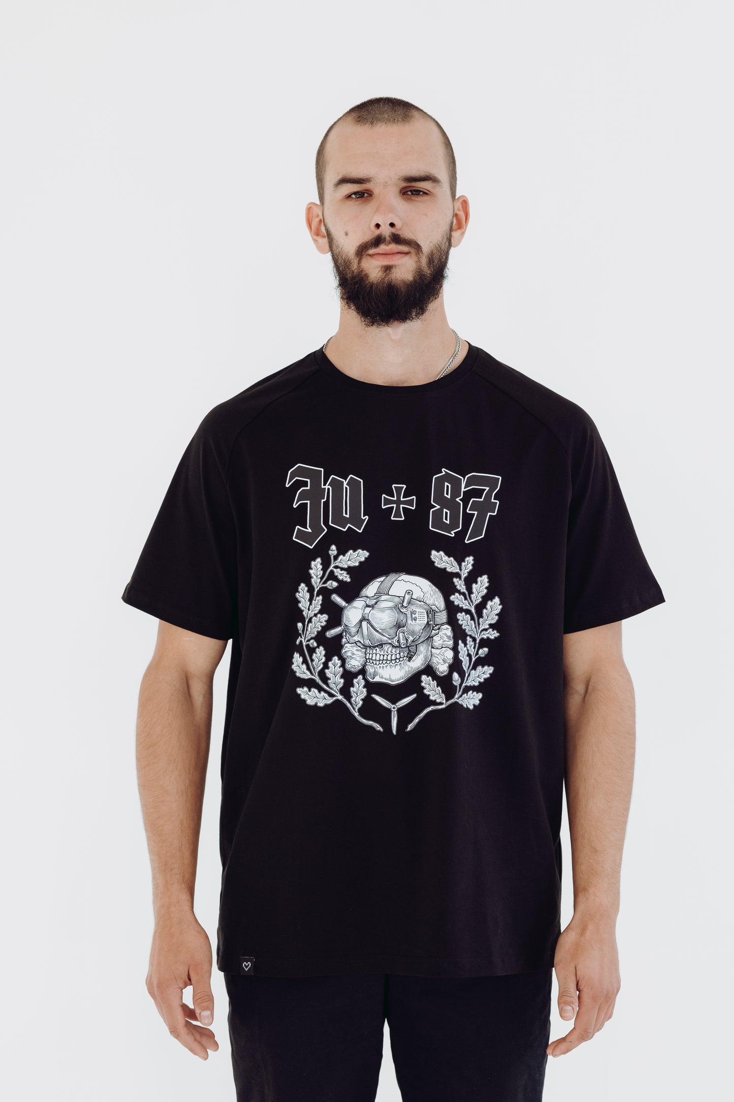 White T-shirt "Mūsu saule tumsā spīd"