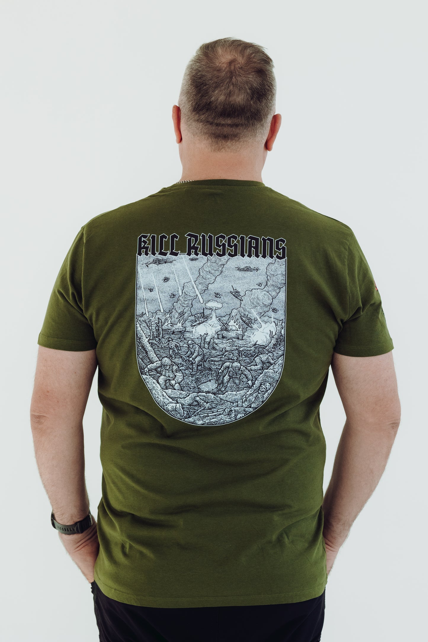 White T-shirt "Mūsu saule tumsā spīd"