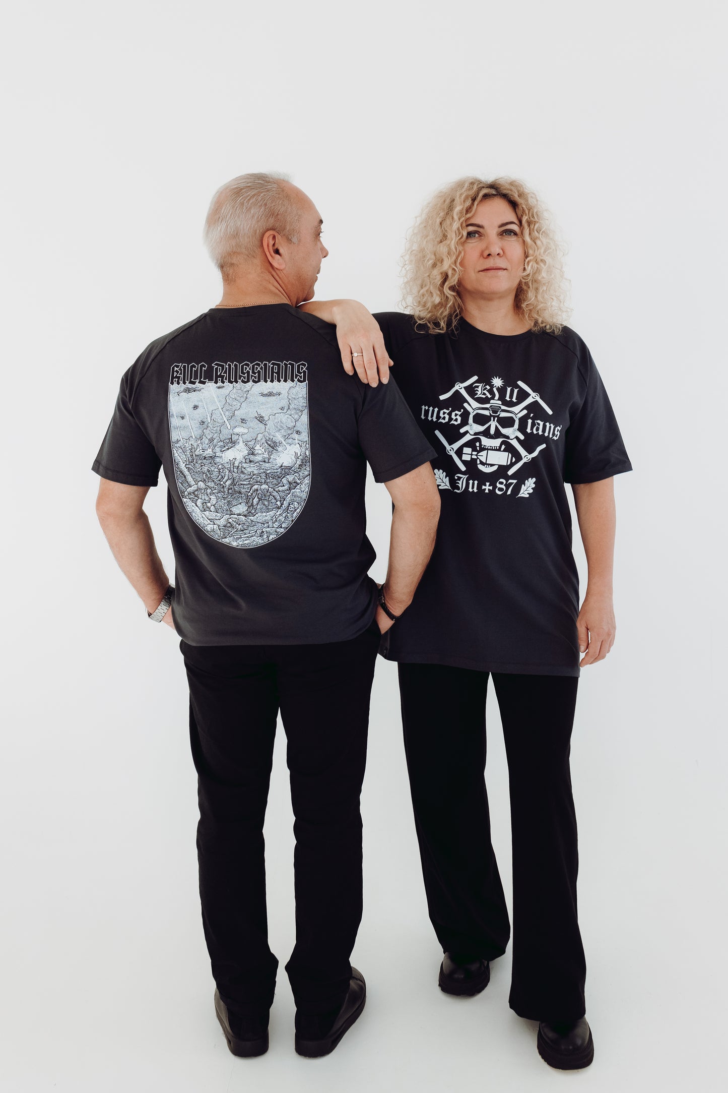 White T-shirt "Mūsu saule tumsā spīd"