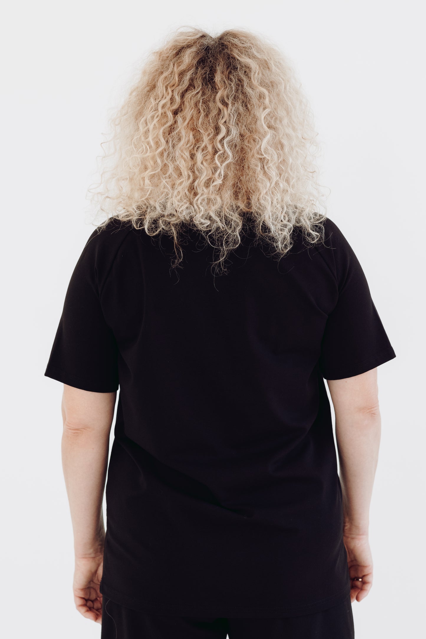 White T-shirt "Mūsu saule tumsā spīd"