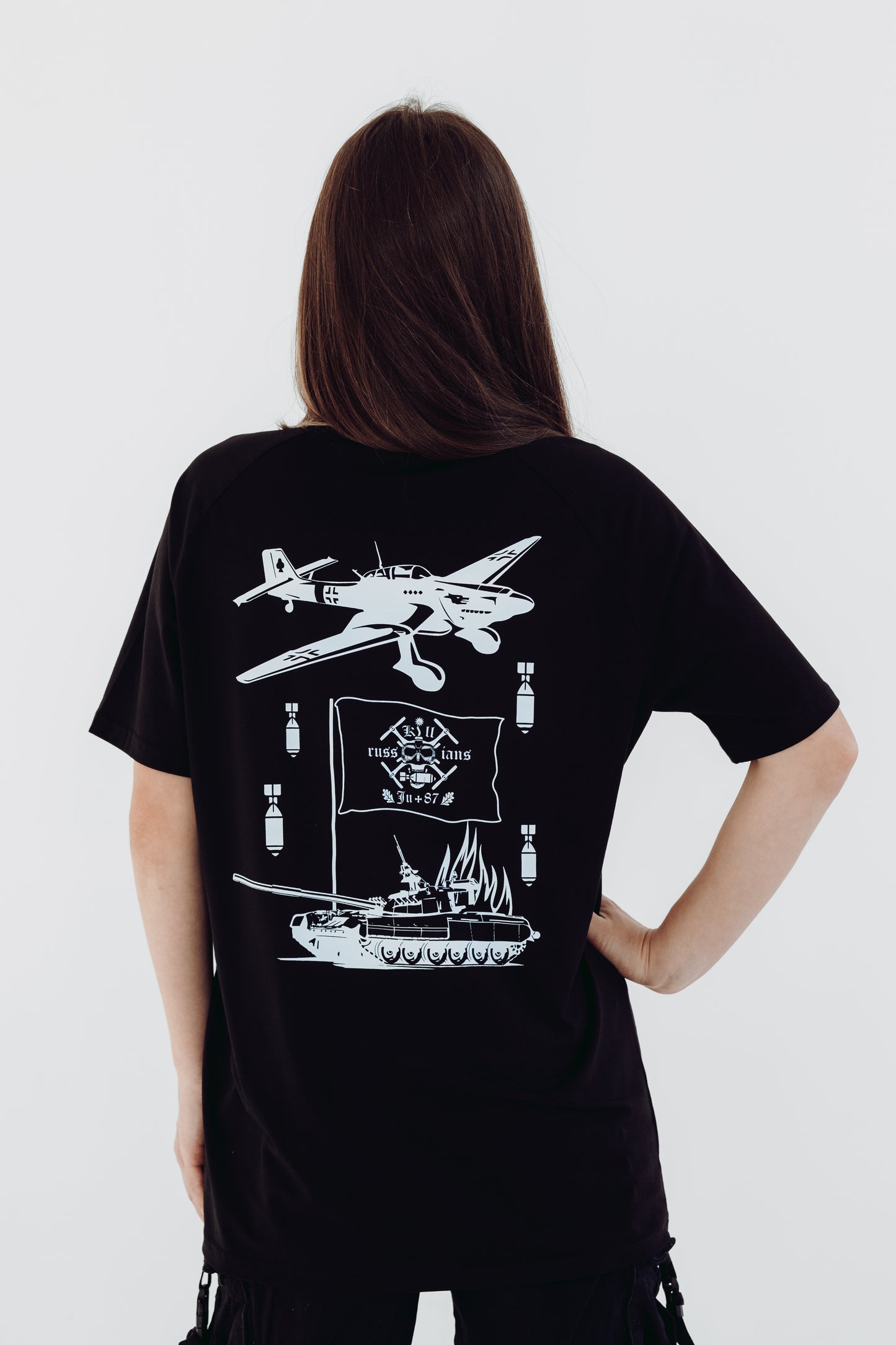 White T-shirt "Mūsu saule tumsā spīd"