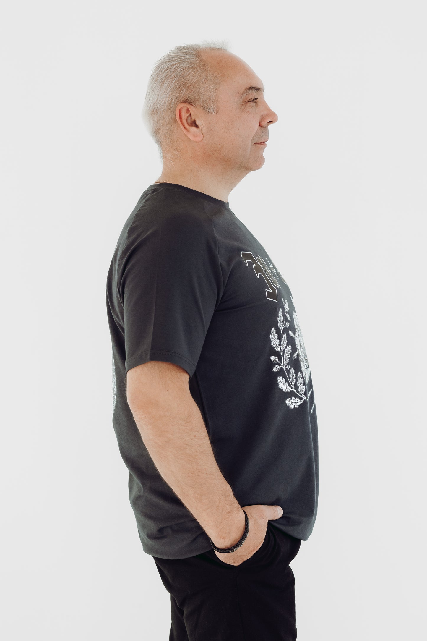 White T-shirt "Mūsu saule tumsā spīd"