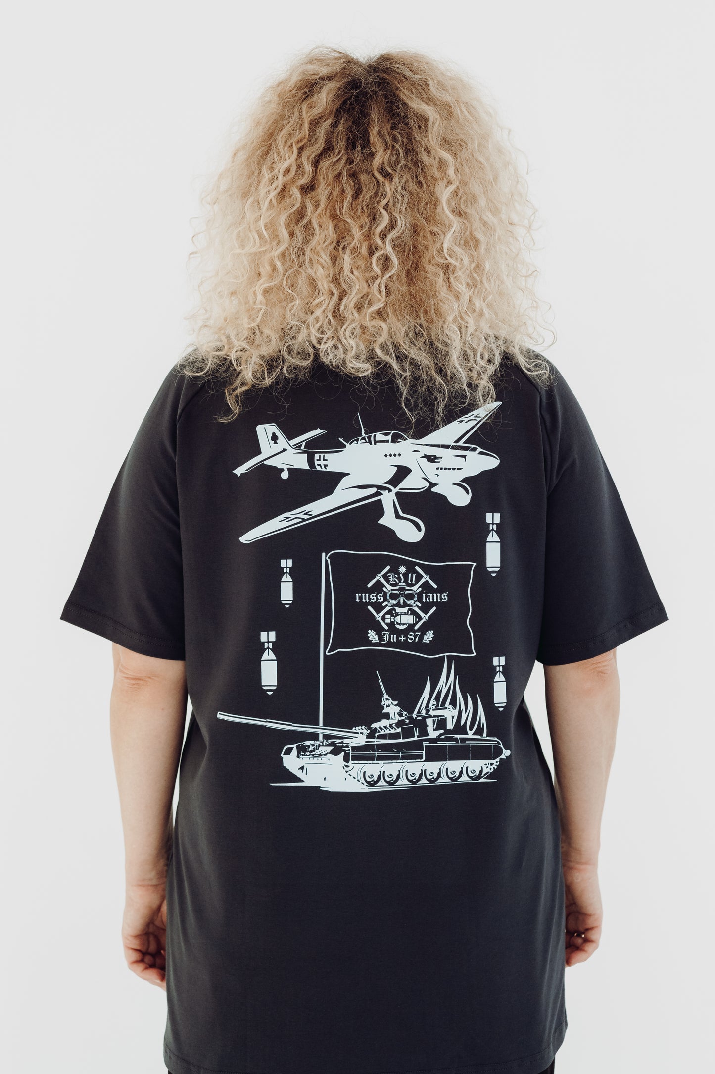 White T-shirt "Mūsu saule tumsā spīd"