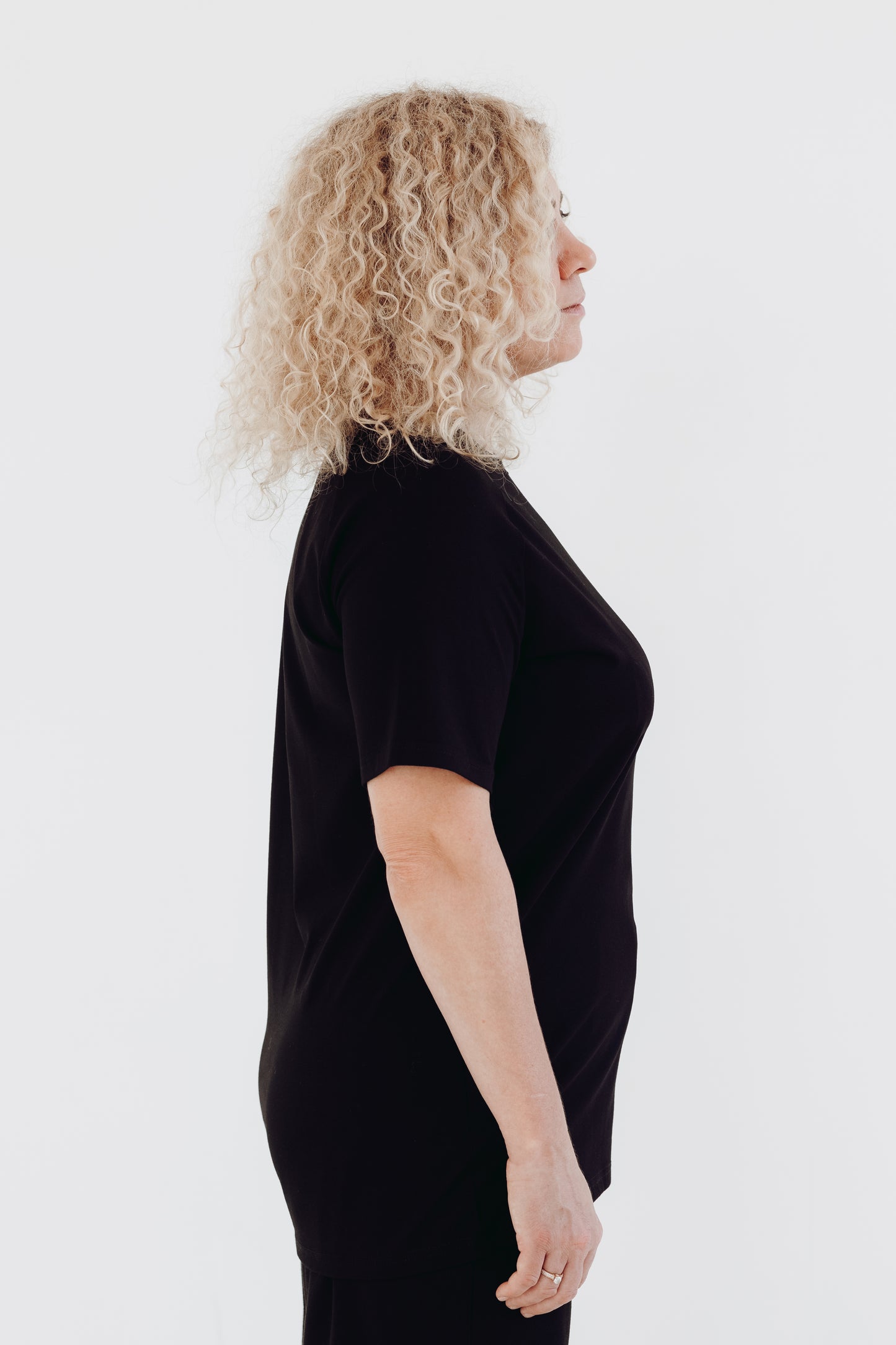 White T-shirt "Mūsu saule tumsā spīd"