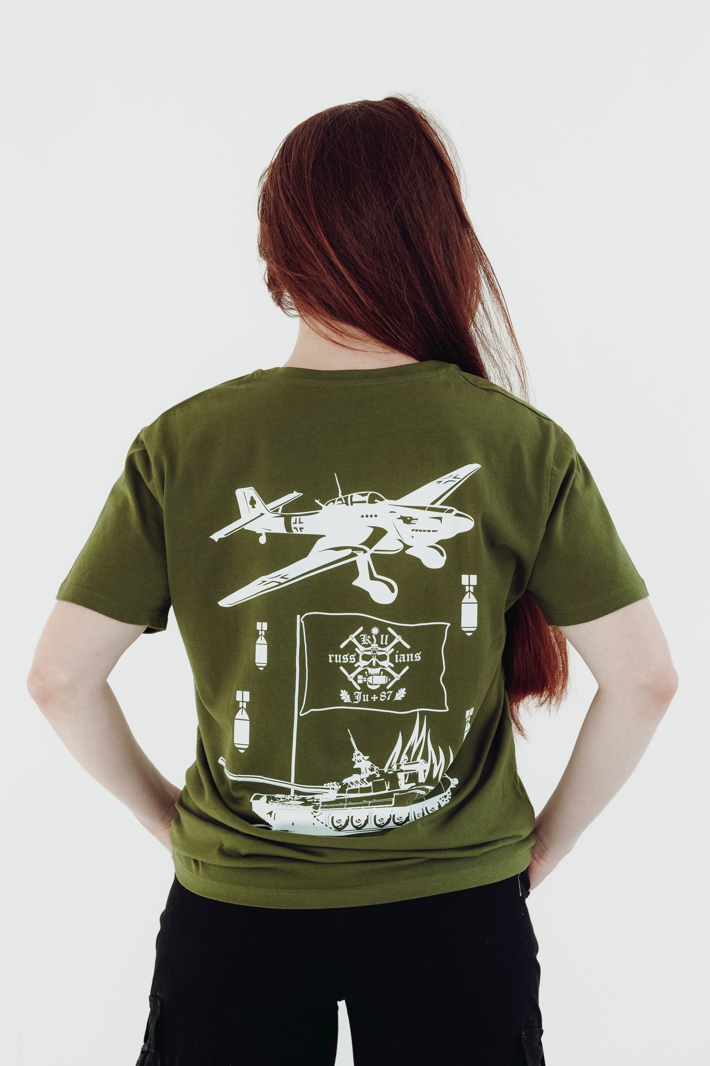 White T-shirt "Mūsu saule tumsā spīd"