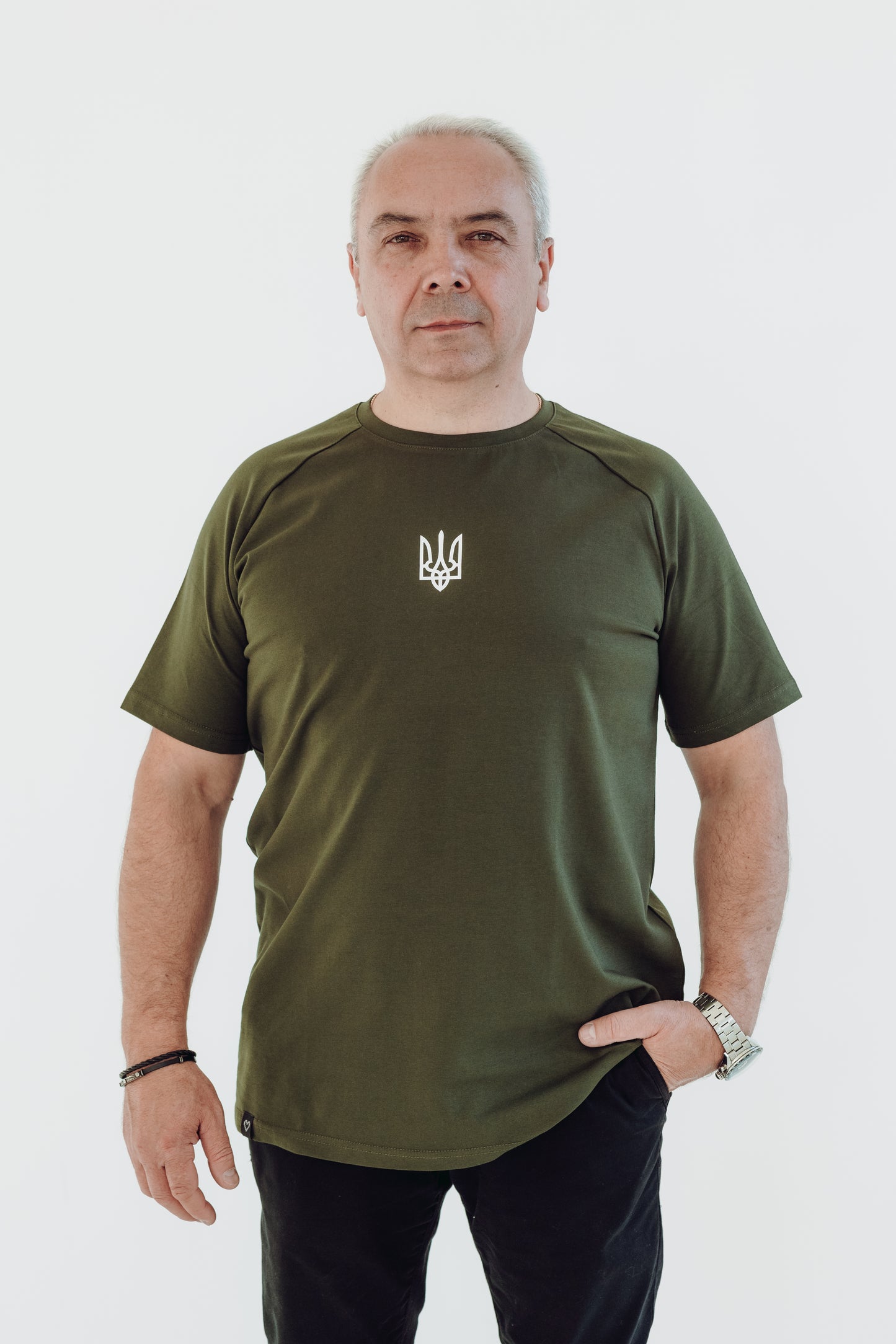 White T-shirt "Mūsu saule tumsā spīd"