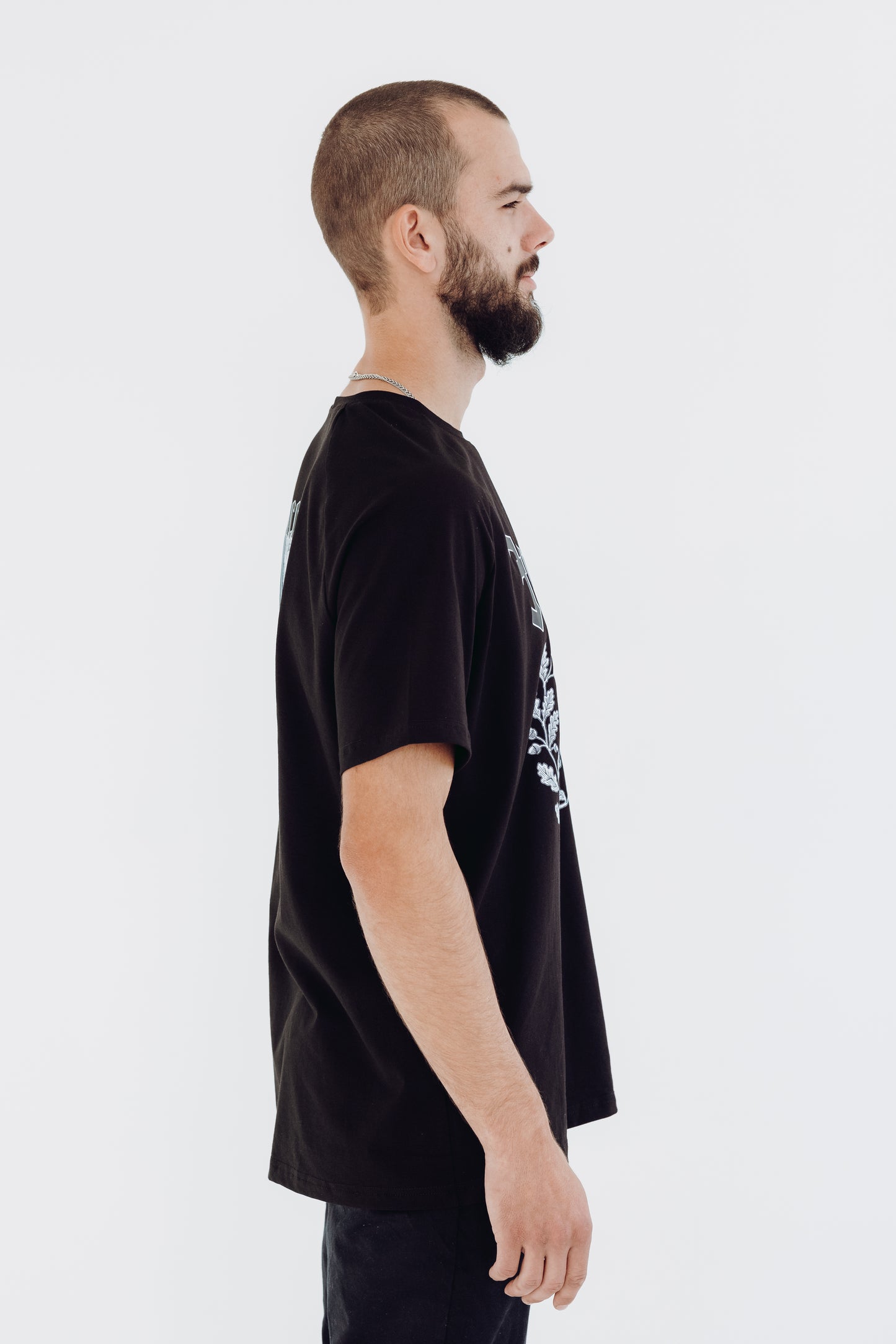 White T-shirt "Mūsu saule tumsā spīd"