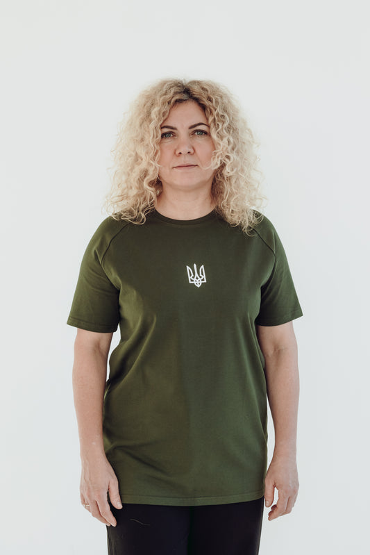 White T-shirt "Mūsu saule tumsā spīd"