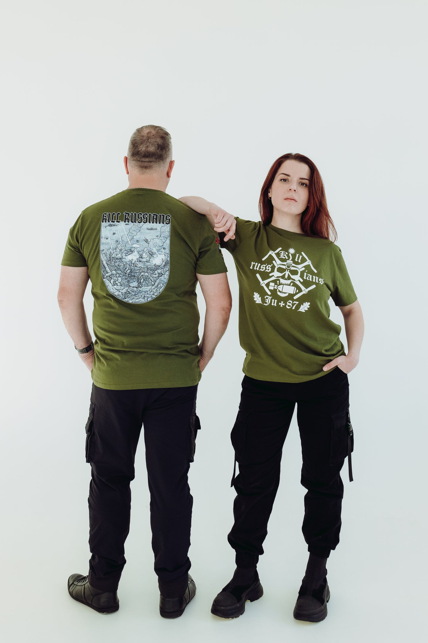 White T-shirt "Mūsu saule tumsā spīd"