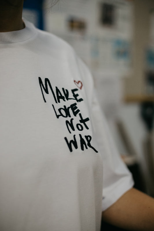 White T-shirt "Make love not war"