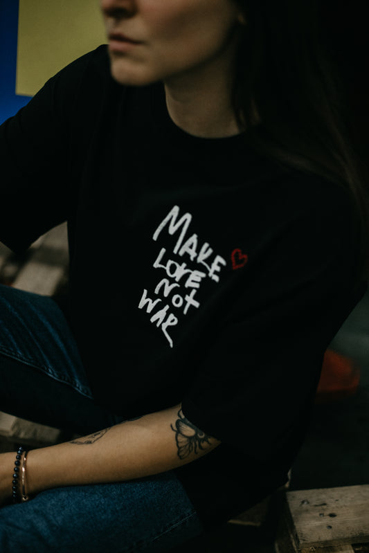Melns t-krekls “Make love not war”