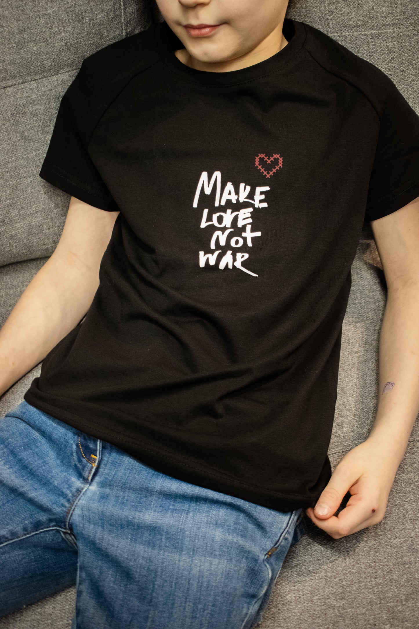 Melns bērnu t-krekls “Make love not war”