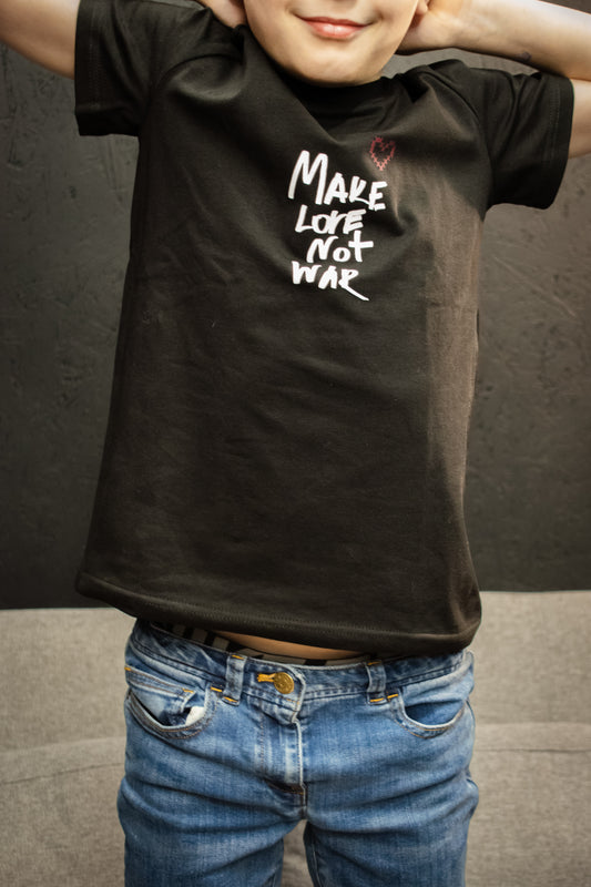 Чорна дитяча футболка "Make love not war"