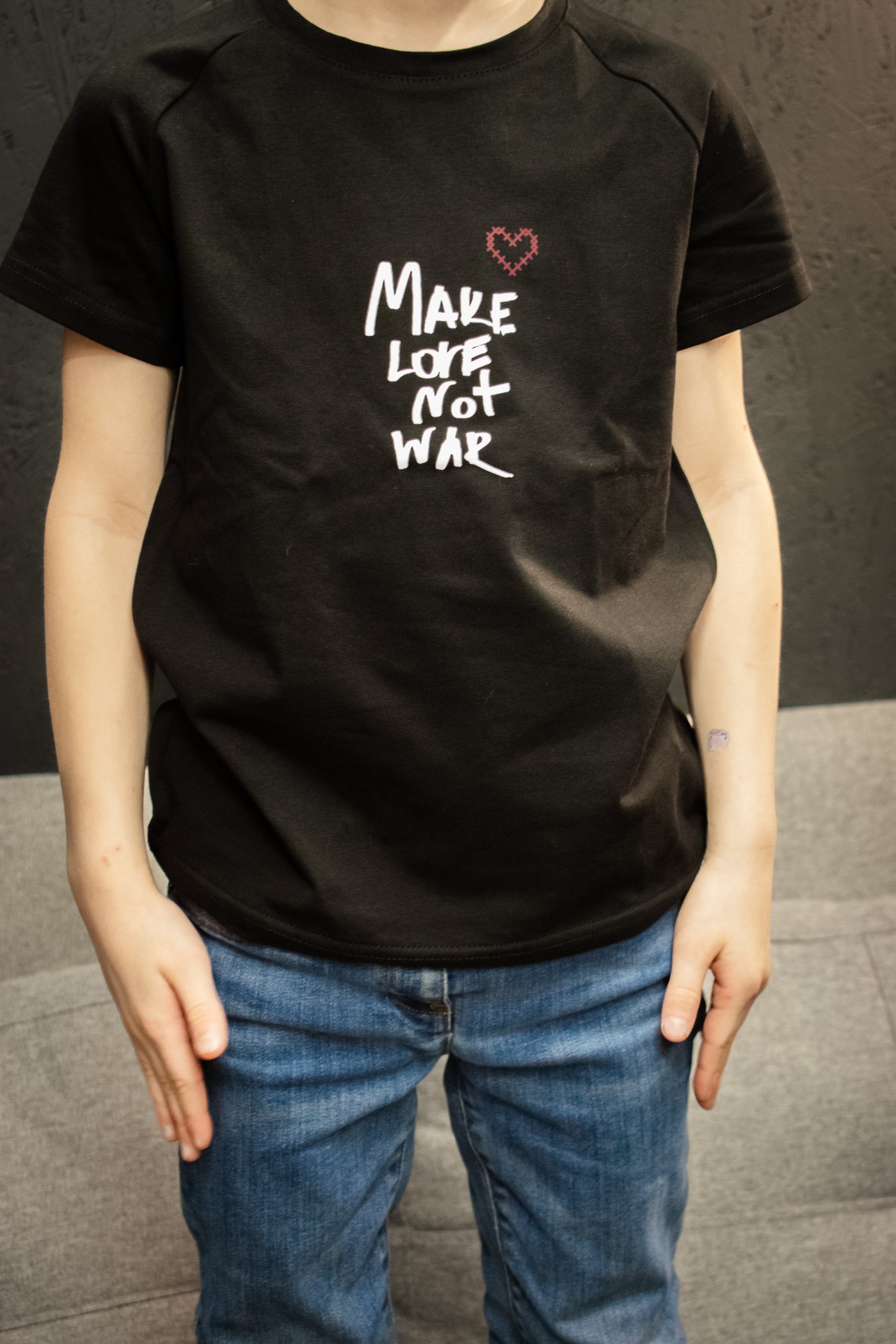 Melns bērnu t-krekls “Make love not war”