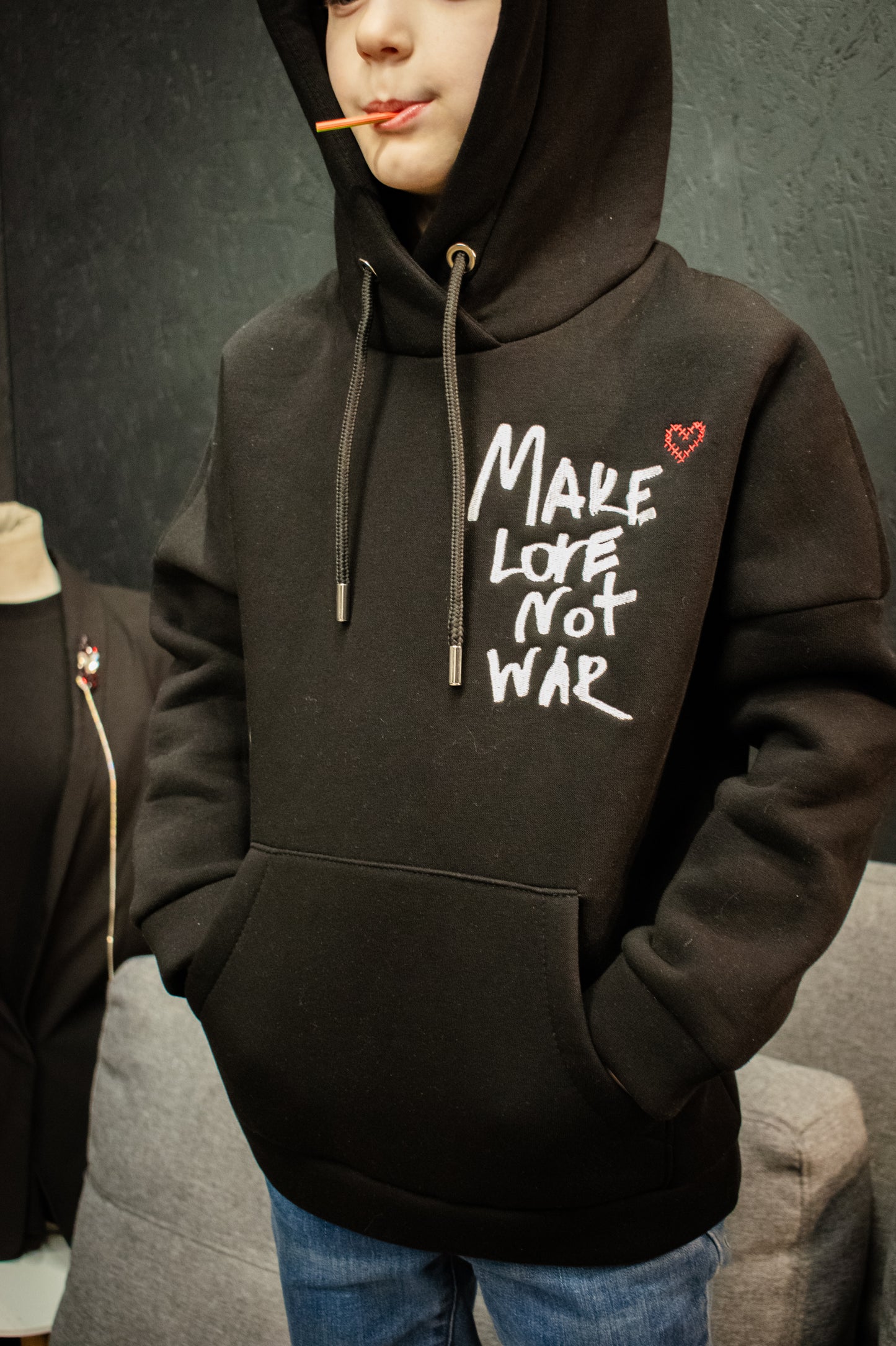 Melns bērnu hudijs “Make love not war”