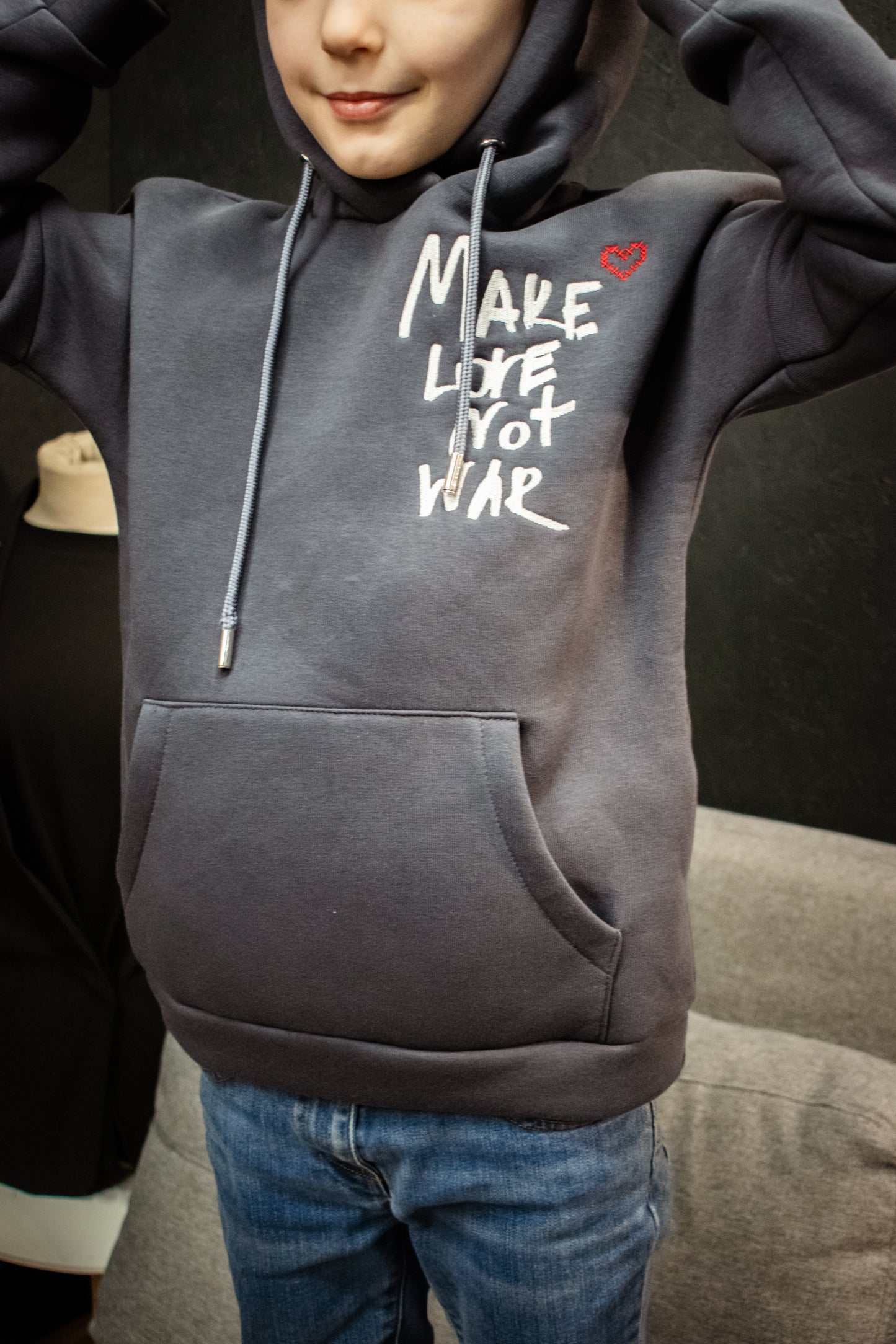 Pelēks bērnu hudijs “Make love not war”